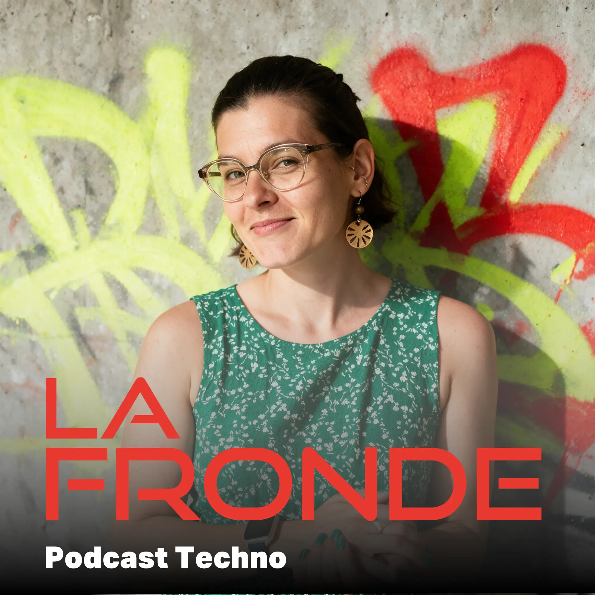 Pochette du balado « La Fronde » créée avec Higgsfield : portrait de Stéphanie Beaubien devant un mur graffité rouge et jaune, texte « Podcast Techno »
